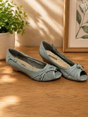 ✨ Tender Tootsies Peep-Toe Wedge Heels – Taupe/Army Green | Size 8 ✨